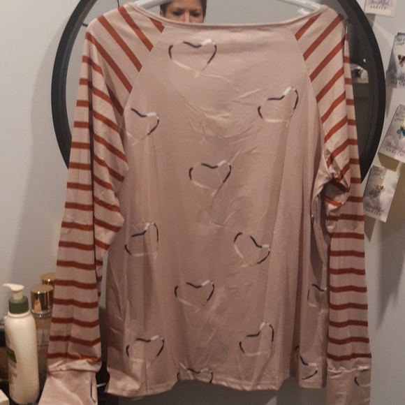 Shirt with hearts and strips - Picture 2 of 3